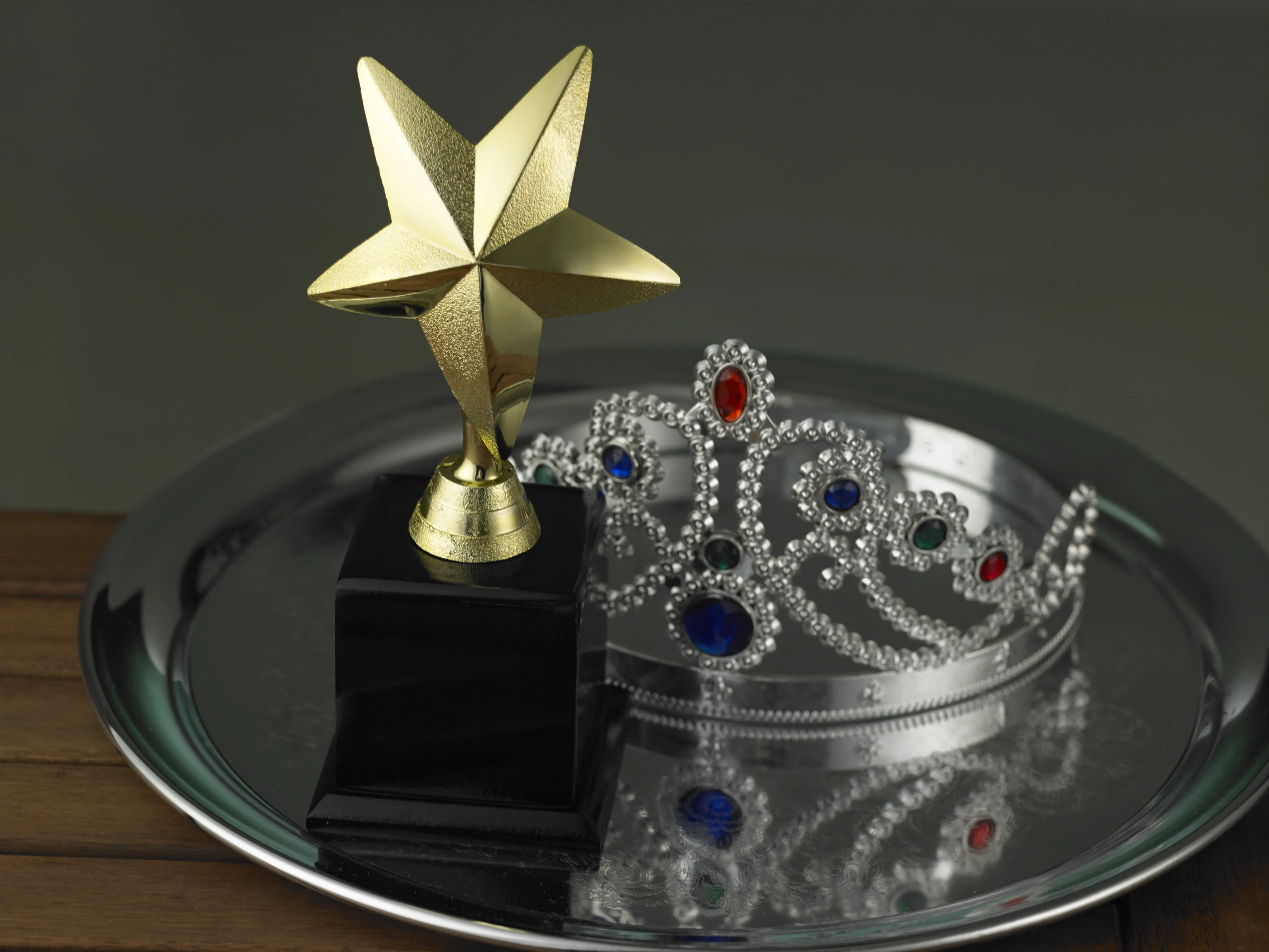 Nahaufnahme eines Pokals auf einem Tisch vor grauem Hintergrund.